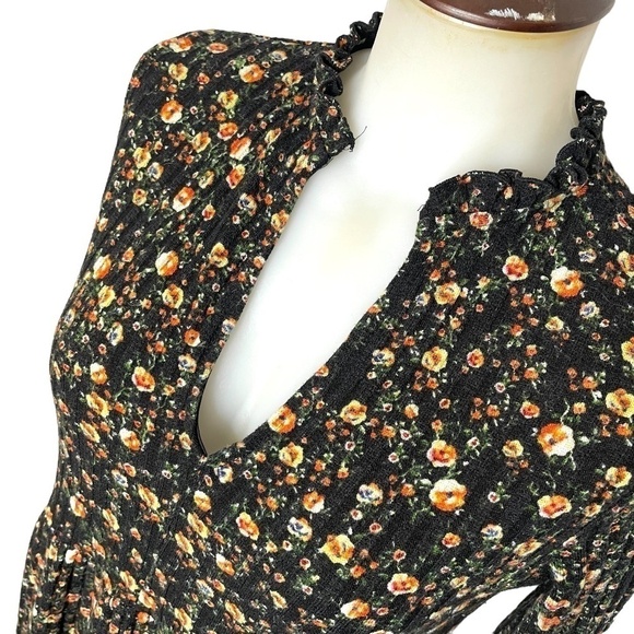 Floral Ditsy Tunic Top 🖤 - Picture 3 of 9